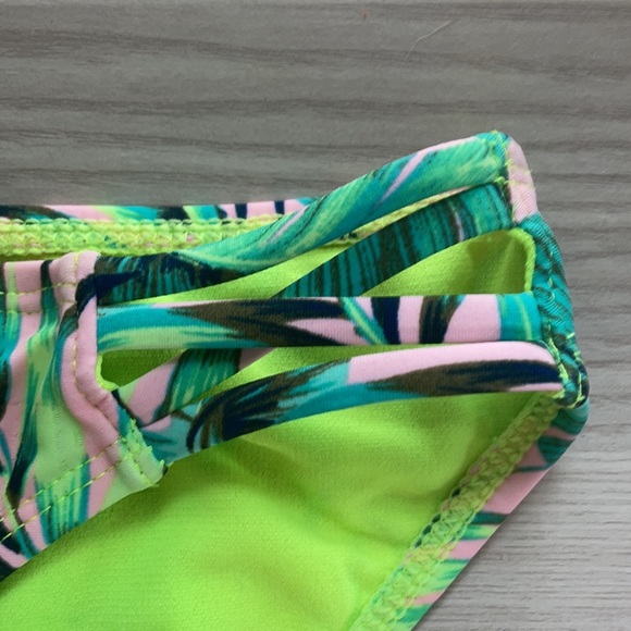 Bikini set too small bottoms large - Picture 4 of 4